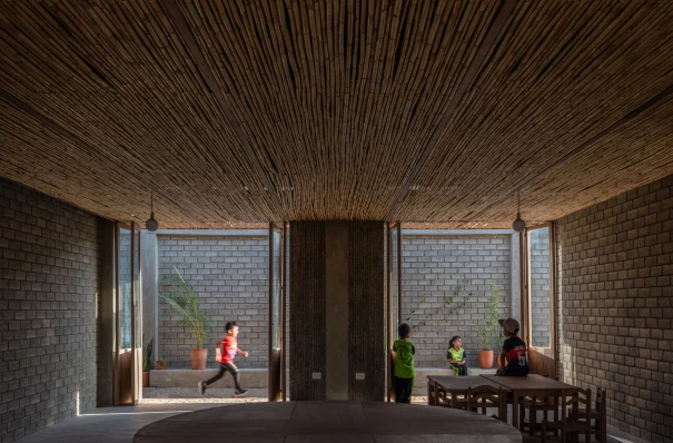 Kindergarten in Villacurí, Peru, showcases use of traditional materials and building techniques