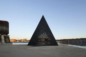 David Adjaye’s Kwaeε serves as a temporal device at Venice Architectural Biennale